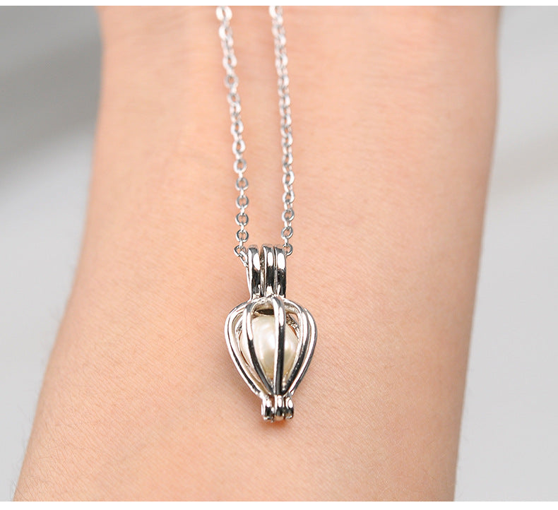 Elegant Pearl Shell Clam Pendant Necklace