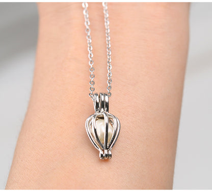 Elegant Pearl Shell Clam Pendant Necklace